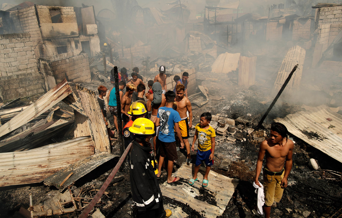 Около 100 семей остались без жилья после пожара в трущобах Манилы