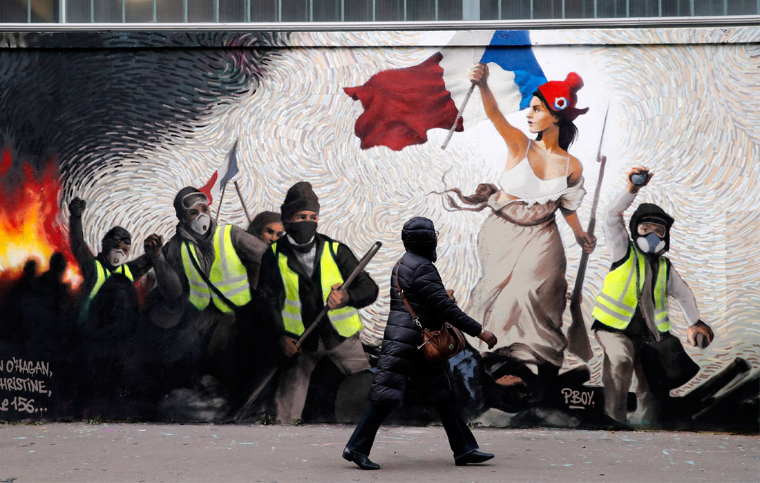 Французский уличный художник PBOY посвятил движению "желтых жилетов" граффити в Париже