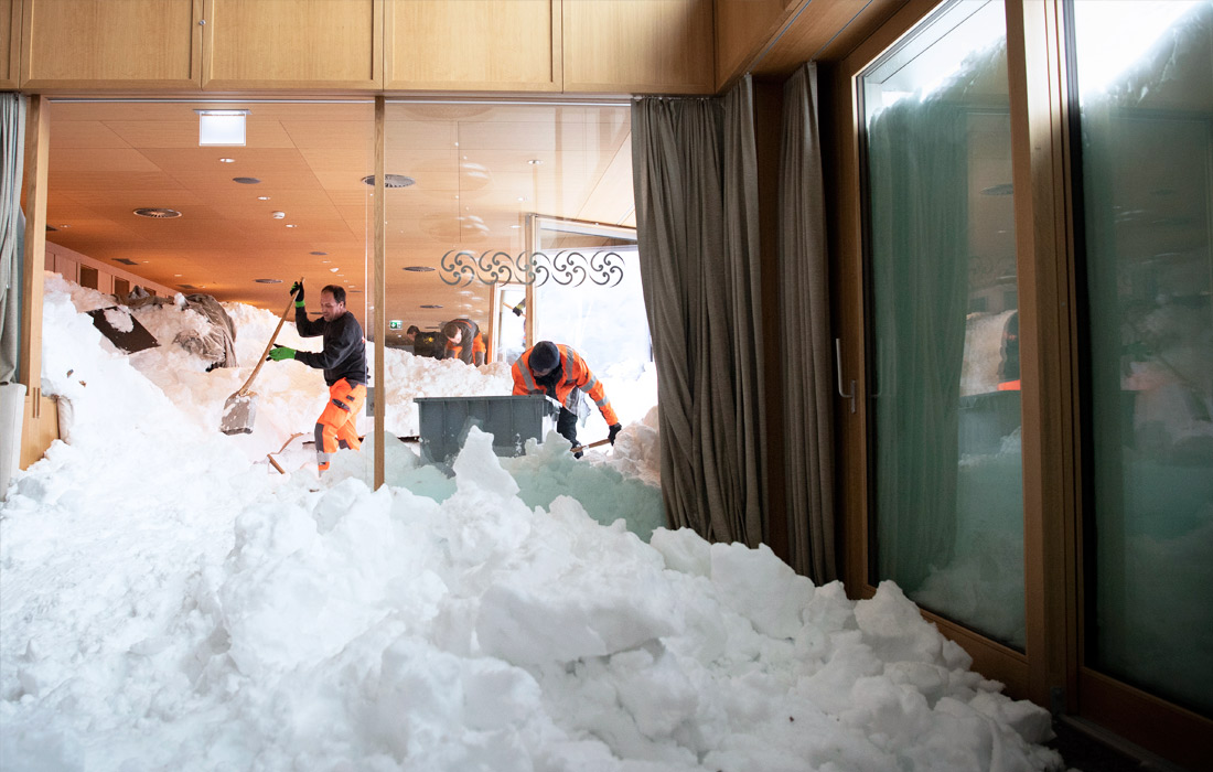 Лавина в Швейцарии накрыла отель в горном курорте Швегальп. Под завалами снега оказались ресторан и более десяти припаркованных машин. Не менее трех человек получили травмы.