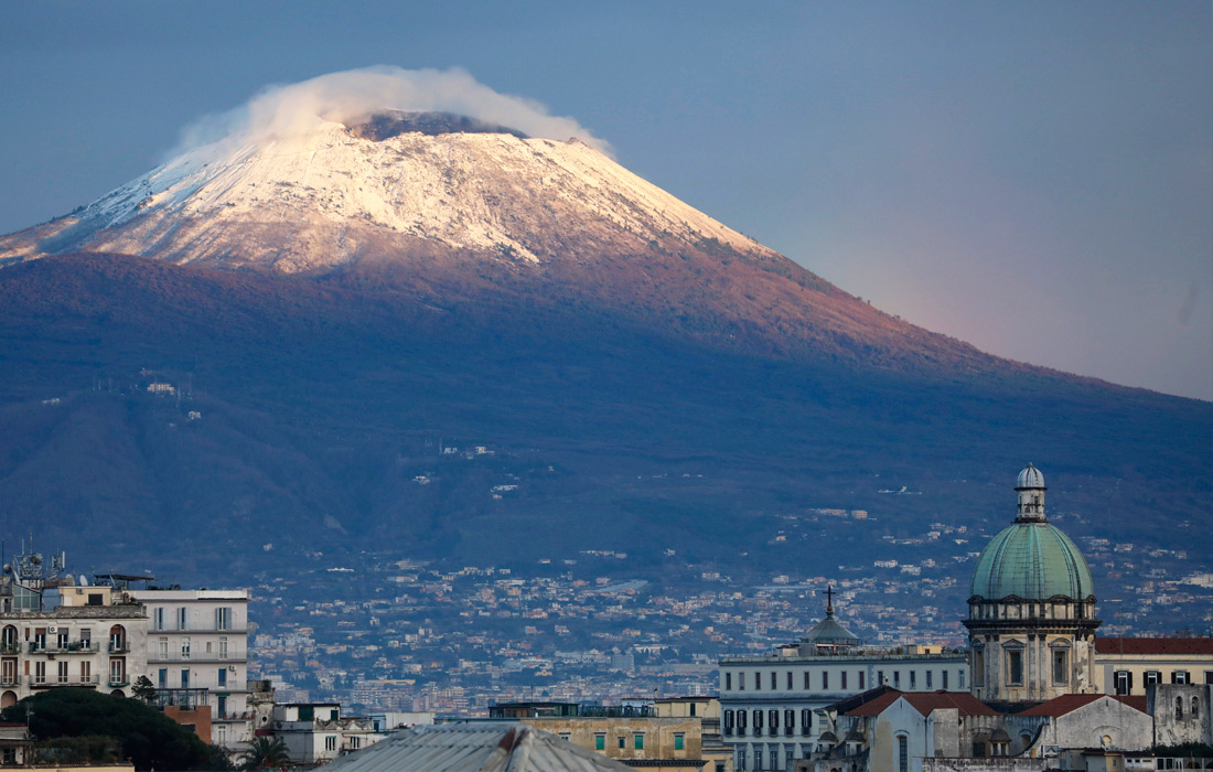 Снегом покрылась вершина вулкана Везувий под Неаполем