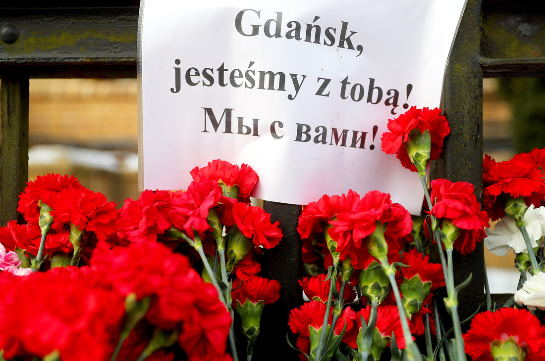Цветы у генконсульства Польши в Калининграде в связи с убийством мэра Гданьска.13 января во время благотворительного концерта "Большой оркестр праздничной помощи" было совершено нападение на Павла Адамовича, в результате чего 14 января 2019 года он скончался в больнице.
