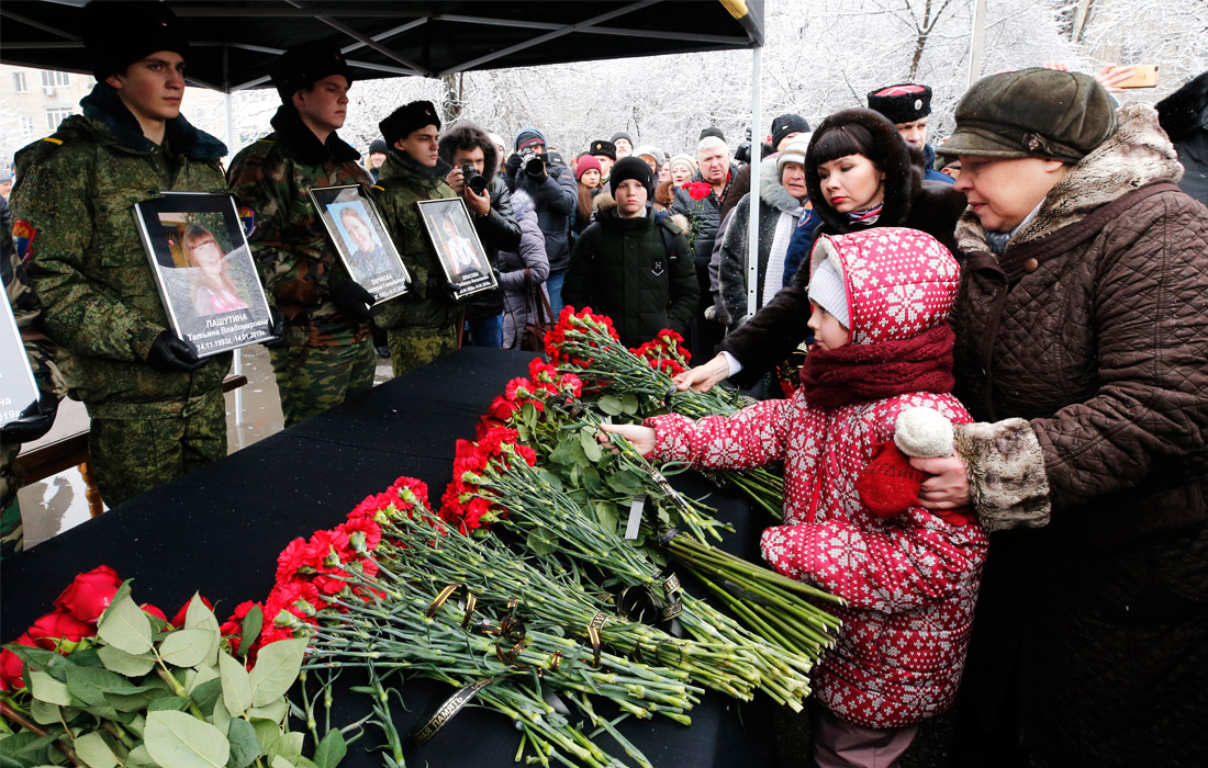 Панихида по погибшим при обрушении подъезда жилого дома в городе Шахты. 14 января в девятиэтажном доме произошел взрыв бытового газа, в результате которого погибли пять человек.
