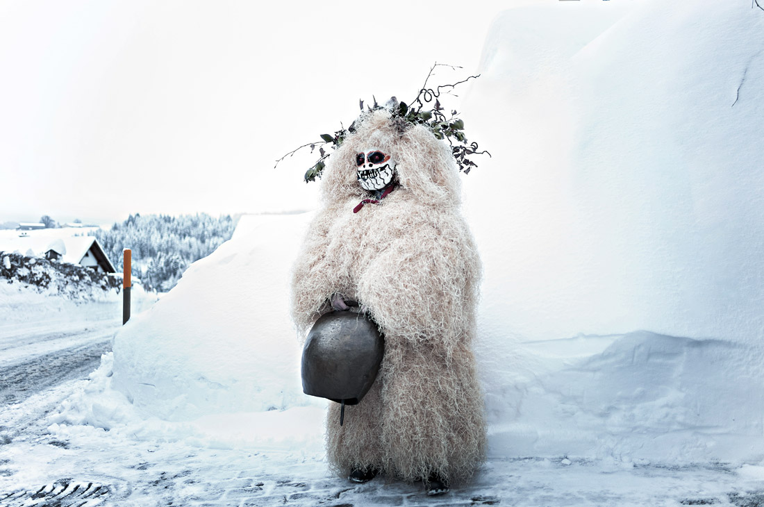 Участник новогодней процессии по юлианскому календарю в альпийской деревне в кантоне Аппенцелль-Ауссерроден, Швейцария.