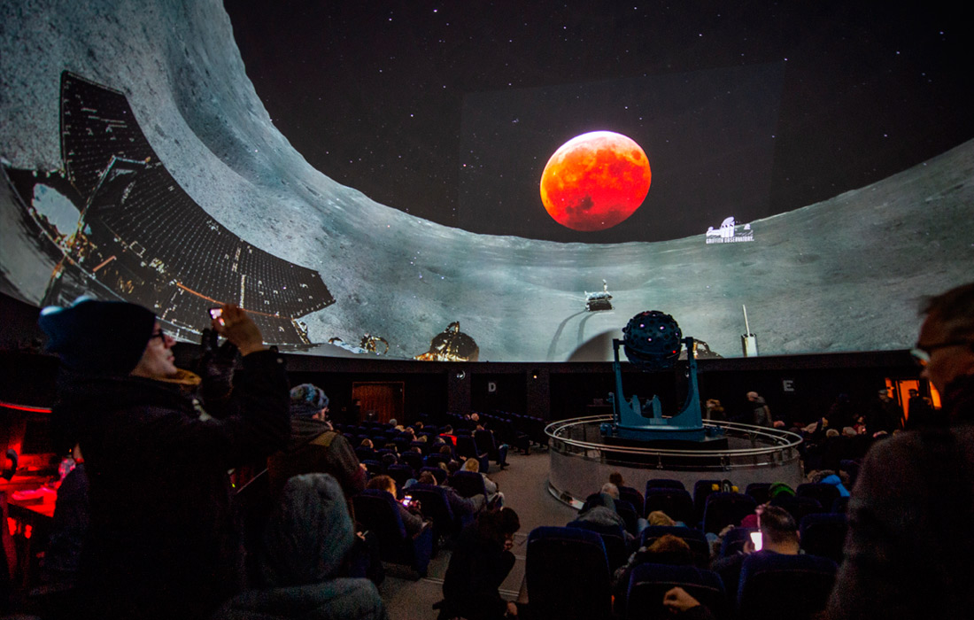 Прямая трансляция суперлуния в обсерватории Гриффита в Лос-Анджелесе