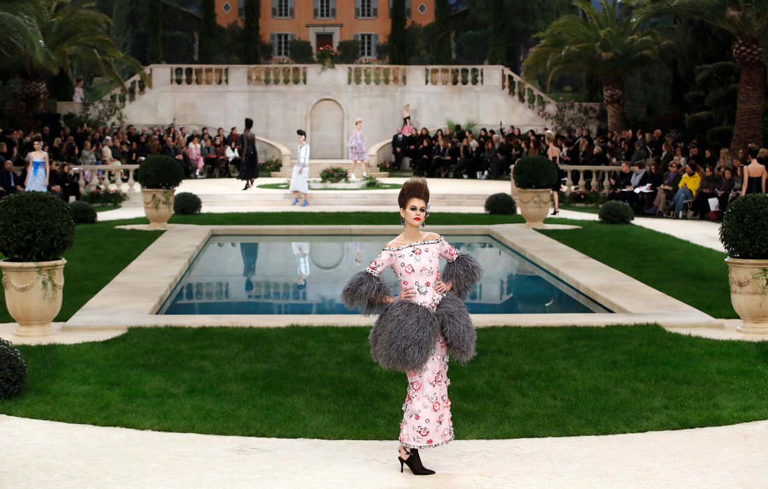Модель Кайя Гербер представила новую коллекцию Chanel во время Недели моды в Париже
