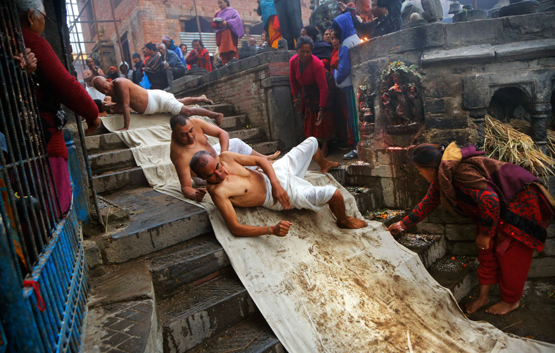 В Непале проходит индуистский фестиваль Мадхав Нараян. Во время празднования, которое продолжается целый месяц, верующие совершают паломничества и различные ритуалы. Завершающим этапом чествования бога Мадхава Нараяна и богини Свастхани является массовое омовение в одной из священных рек.