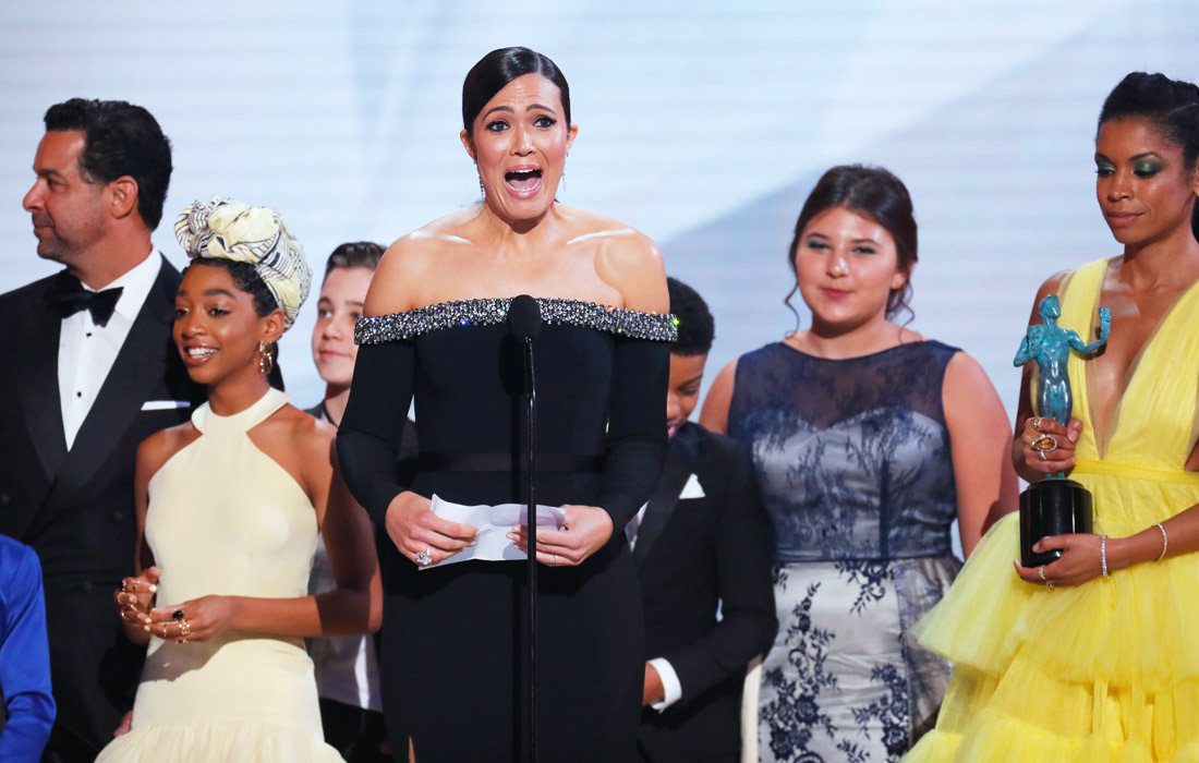 Актриса Мэнди Мур во время вручения премии за лучший актерский ансамбль в драматическом сериале, которую получила команда сериала "Это мы"