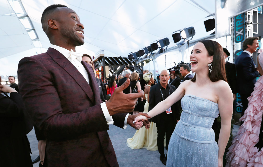 Актер Махершала Али и звезда сериала "Невероятная Миссис Мейзел" Рэйчел Броснахэн