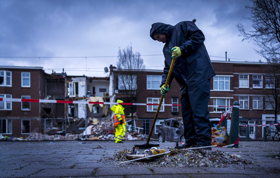 В Гааге коммунальные службы убирают осколки стекол на месте взрыва бытового газа в трехэтажном жилом доме. В результате происшествия обрушились фасады нескольких домов, были повреждены припаркованные рядом с местом взрыва автомобили. Пострадали как минимум девять человек, семь из которых были госпитализированы.