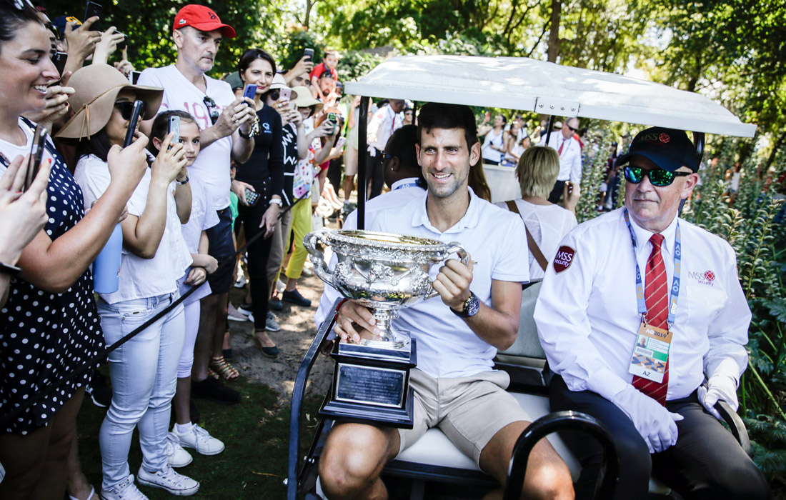 Новак Джокович позирует с главным призом Открытого чемпионата Австралии по теннису. 27 января сербский теннисист нанес поражение испанцу Рафаэлю Надалю в финале турнира, в седьмой раз став победителем Australian Open.