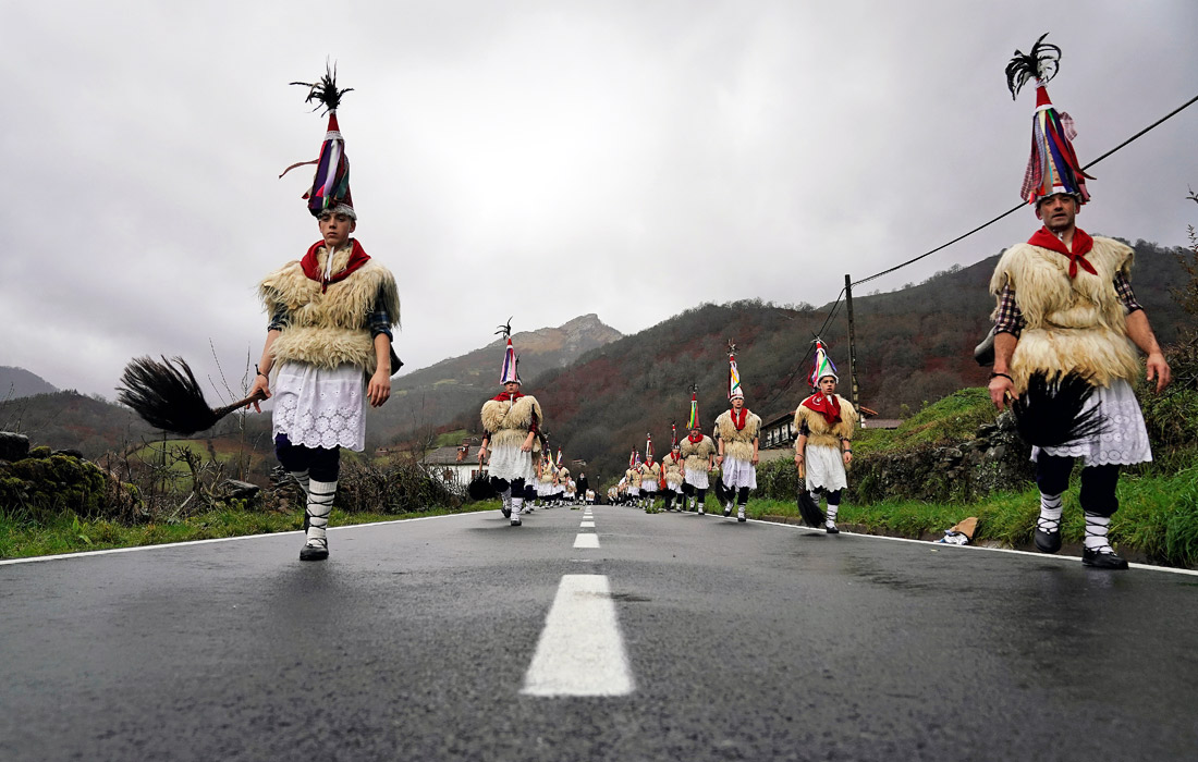 Жители деревень Итурен и Субьета на севере Испании выходят на традиционный карнавал, призванный распугать злых духов и пробудить весну