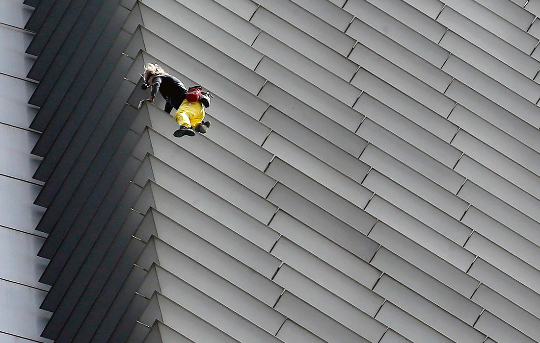 Французский скалолаз Ален Робер взобрался на 47-этажный небоскреб GT Tower в Маниле, в результате чего был задержан за хулиганство