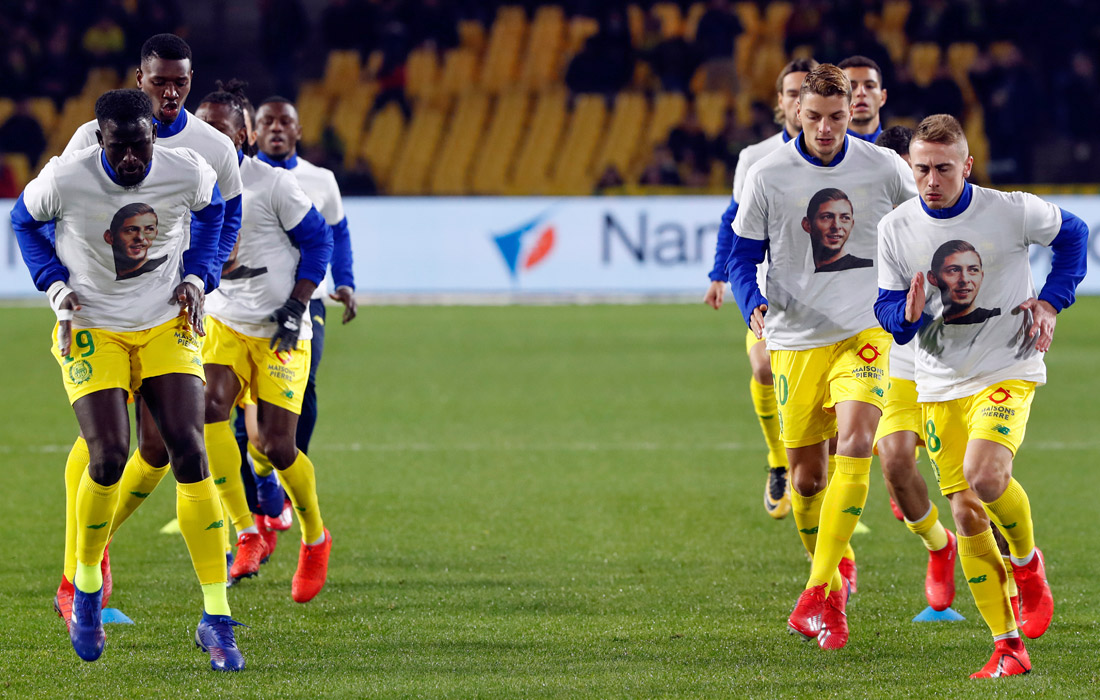 Игроки "Нанта" надели футболки с изображением своего бывшего партнера по команде Эмилиано Салы во время тренировки перед матчем против "Сент-Этьена". Аргентинский футболист пропал без вести 21 января после крушения самолета над Ла-Маншем. В середине января 28-летний аргентинец подписал контракт о переходе из французского футбольного клуба "Нант" в "Кардифф Сити" (Уэльс).