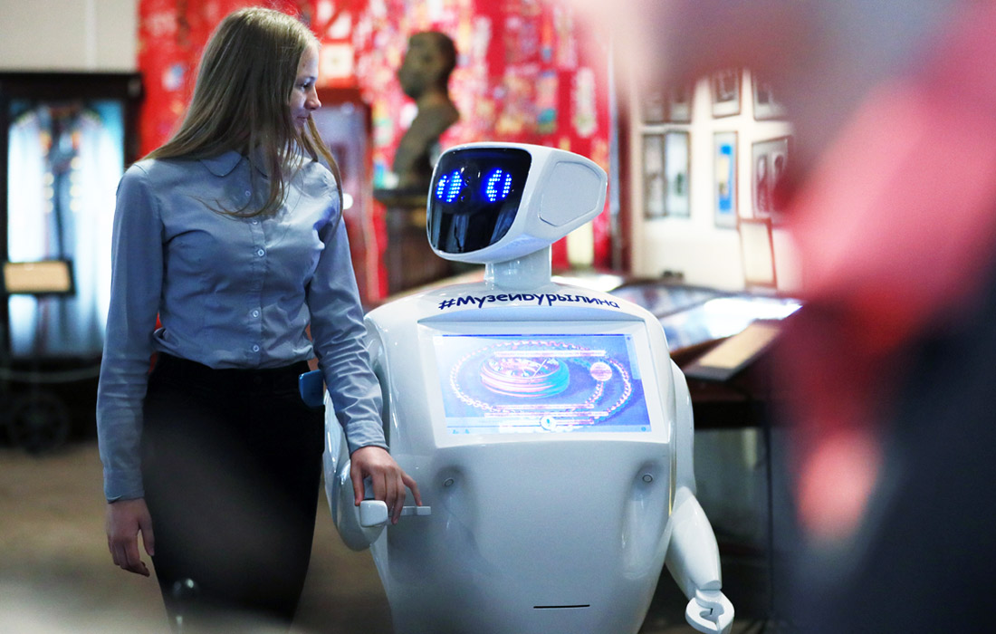 Робот Promobot V.2 по имени Митя, выполняющий функции администратора и навигатора, в Музее промышленности и искусства в Иваново
