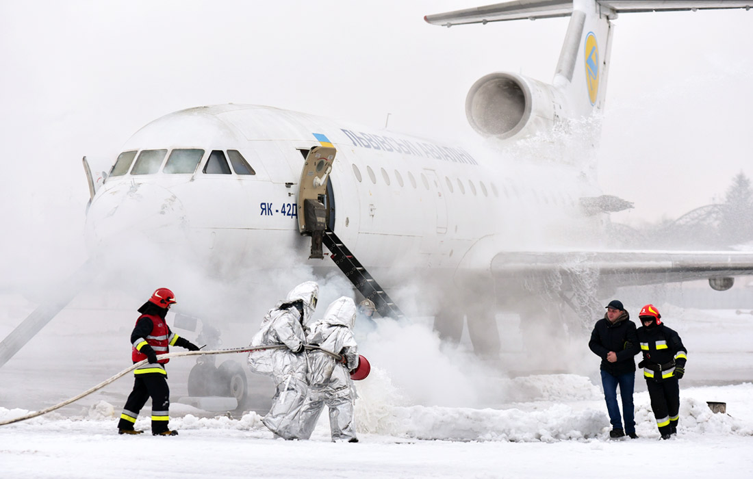В аэропорту Львова прошли учения по проведению спасательных работ при аварийной посадке воздушного судна