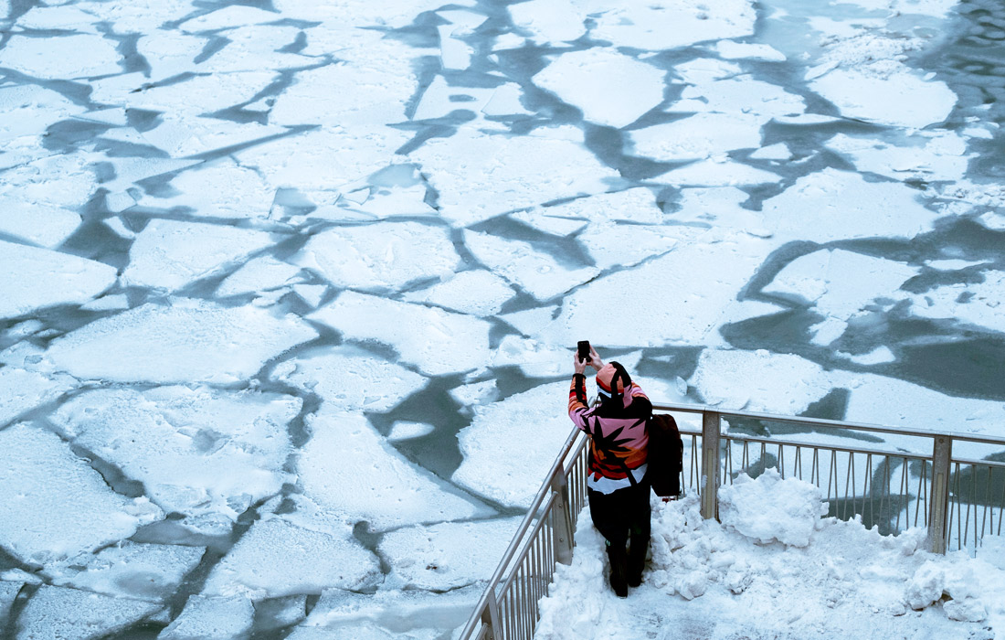 Озеро Мичиган и река в Чикаго почти полностью покрылись льдом