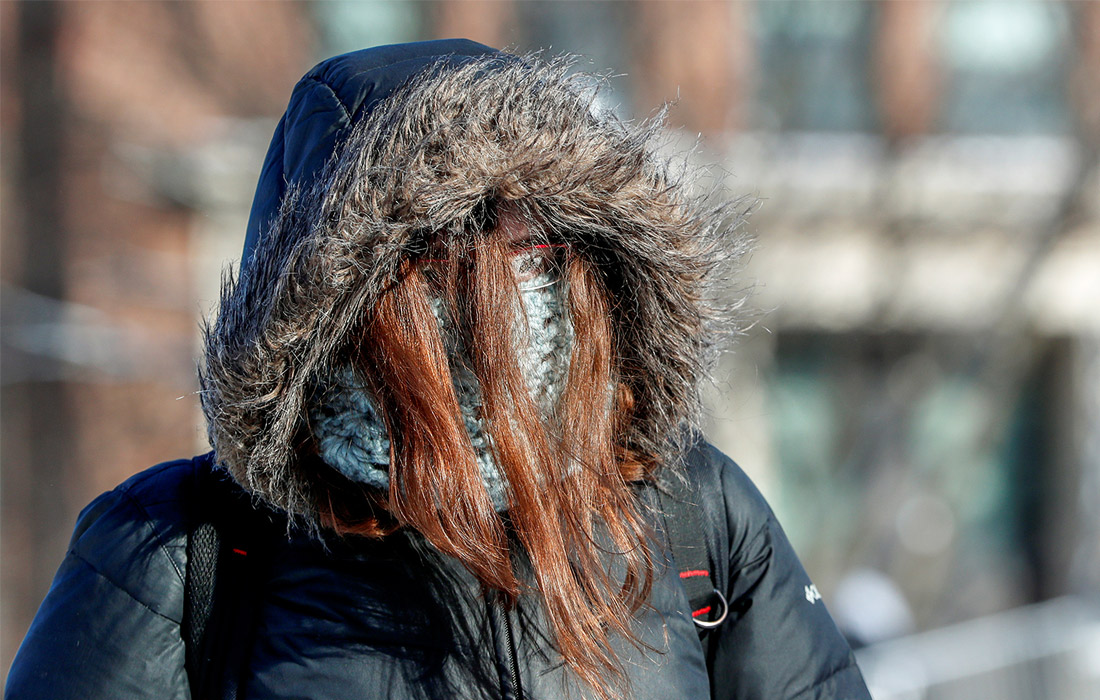 Власти рекомендуют людям не выходить на улицу без особой необходимости