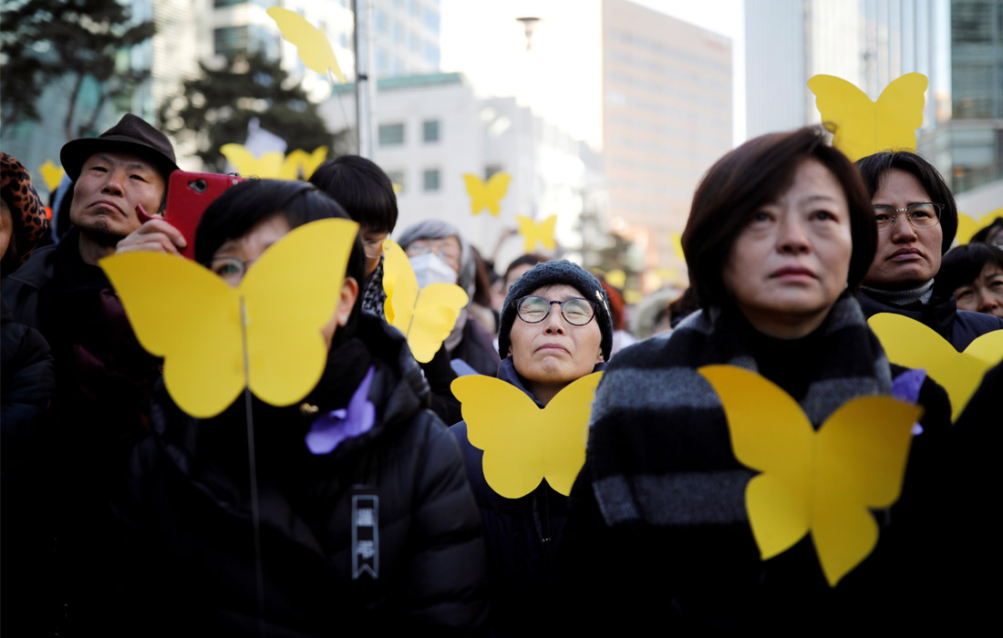 Участники похоронной церемонии одной из бывших южнокорейских "женщин для утешения" в Сеуле. Знаменитая корейская правозащитница Ким Поктон, находившаяся 7 лет в сексуальном рабстве во время Второй мировой войны, умерла 28 января в возрасте 93 лет.