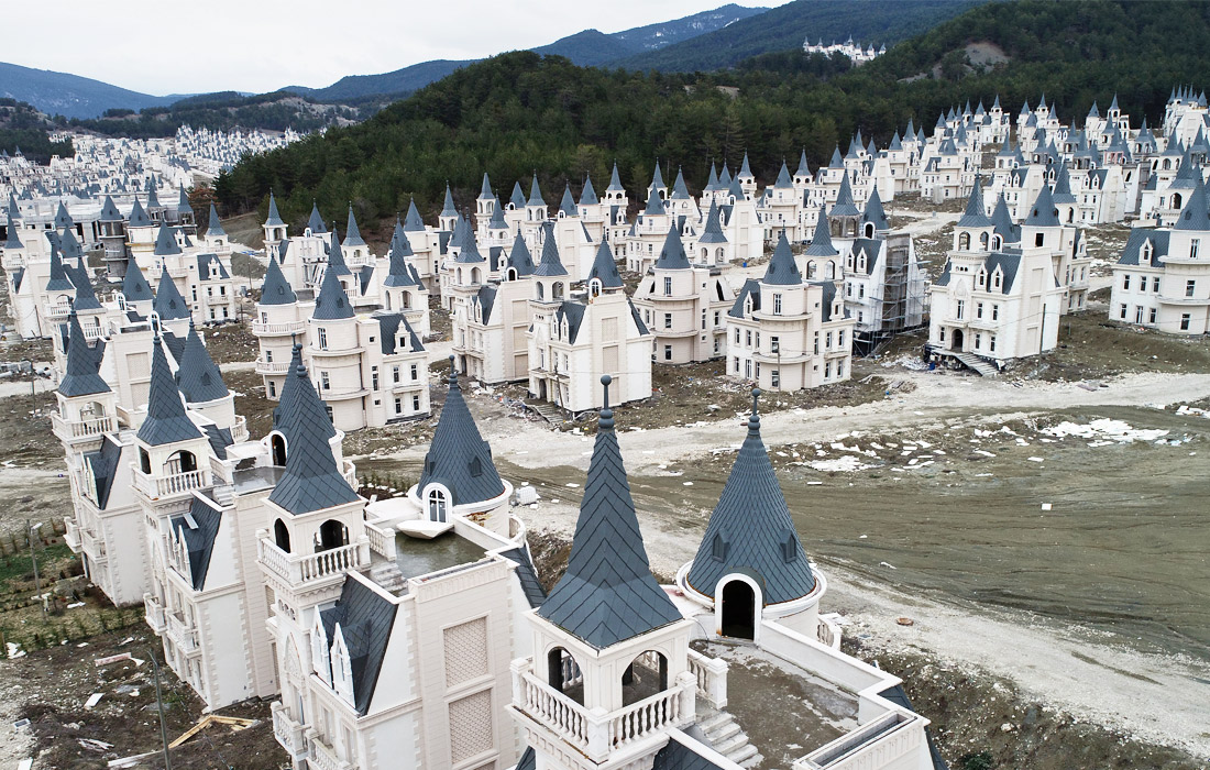 Общий вид на строительную площадку жилого комплекса Burj Al Babas в районе Мудурну в турецкой провинции Болу. Застройщик, который возвел более 300 одинаковых вилл в стиле замков, был объявлен банкротом.