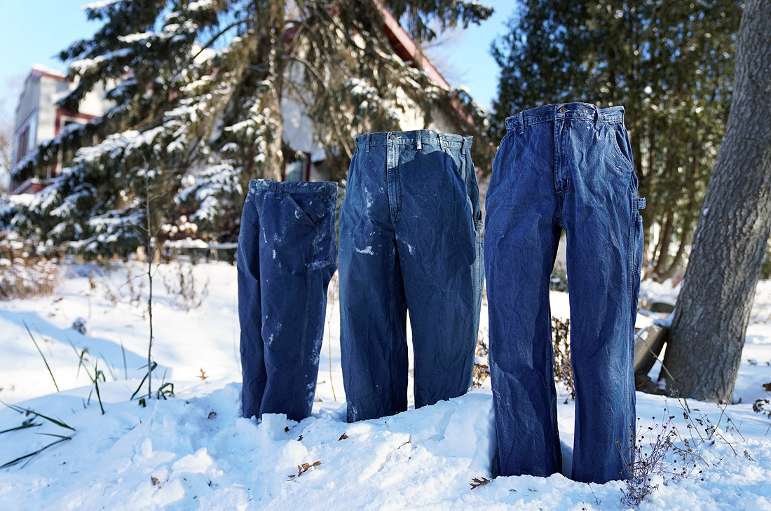 Замороженные джинсы во дворе дома жителя Миннеаполиса Тома Гроттинга. США.