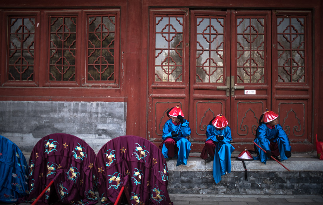 Актеры в костюмах периода империи Цин перед представлением в честь лунного Нового года в храме Земли в Пекине