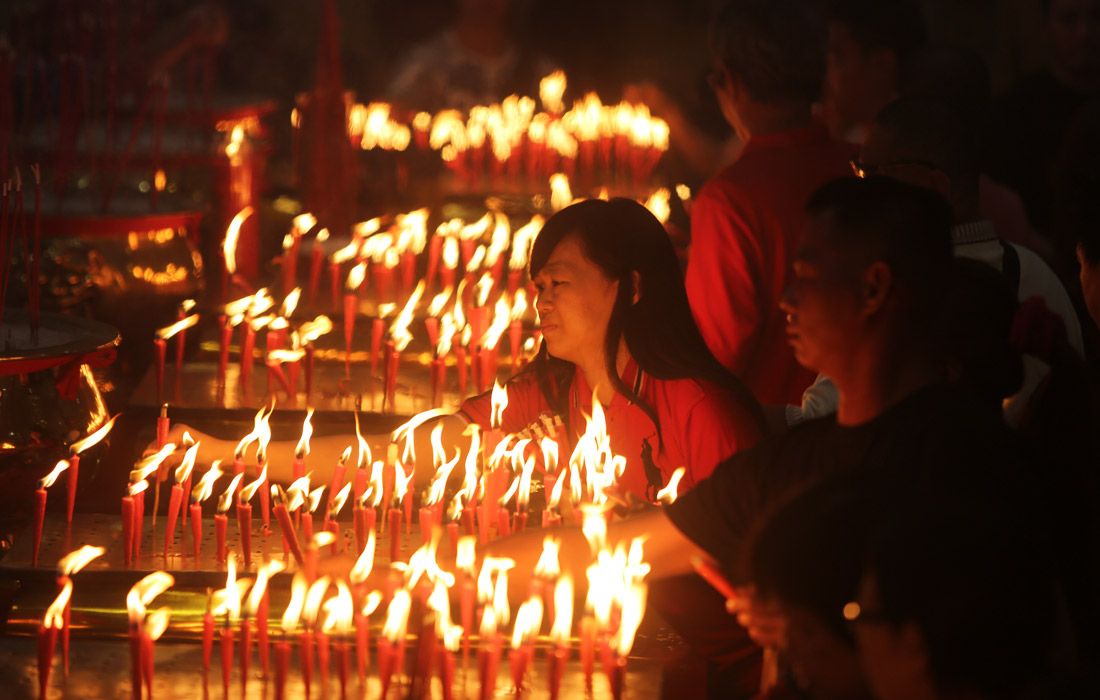 Во время молитв в храме в Банда-Ачех, Индонезия