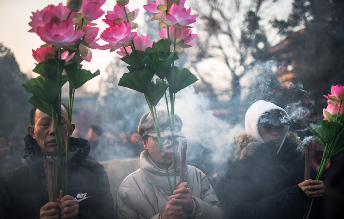Молитва в храме Юнхэгун в Пекине