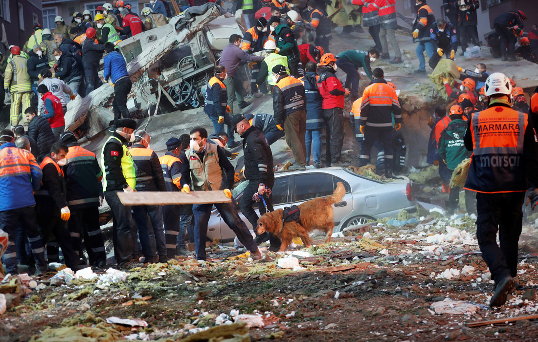 Восьмиэтажный дом обрушился в районе Картал в азиатской части Стамбула. Всего в доме было 14 квартир, по предварительным данным, в них проживало от 27 до 30 человек. Под обломками находится как минимум четыре человека, однако это число может оказаться значительно больше.