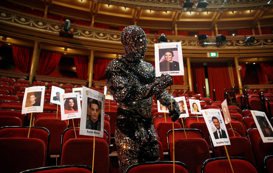 В Лондоне проходит подготовка к 72-й церемонии вручения премий Британской академии кино и телевизионных искусств (BAFTA). Торжественное мероприятие состоится 10 февраля, а пока фотографии гостей церемонии размещают на сиденьях в Королевском театре оперы в Лондоне.