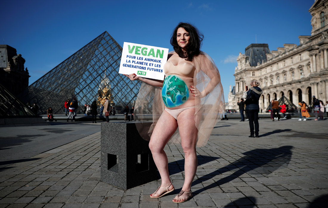 Демонстрация активистки PETA ("Люди за этическое обращение с животными") перед пирамидой Лувра в Париже