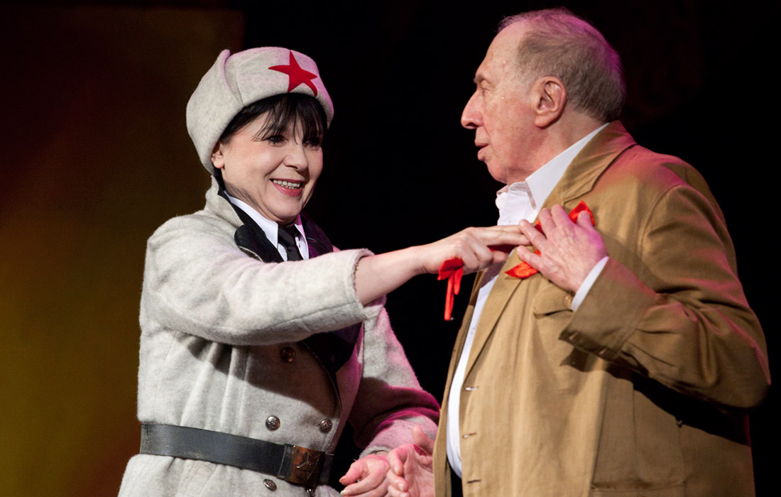 Актеры Людмила Дребнева и Сергей Юрский в сцене из спектакля "Полеты с ангелом" в театре им. М.Н. Ермоловой. 2013 год.