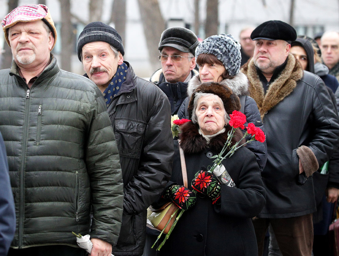 Горожане перед началом церемонии прощания с актером Сергеем Юрским у Театра имени Моссовета