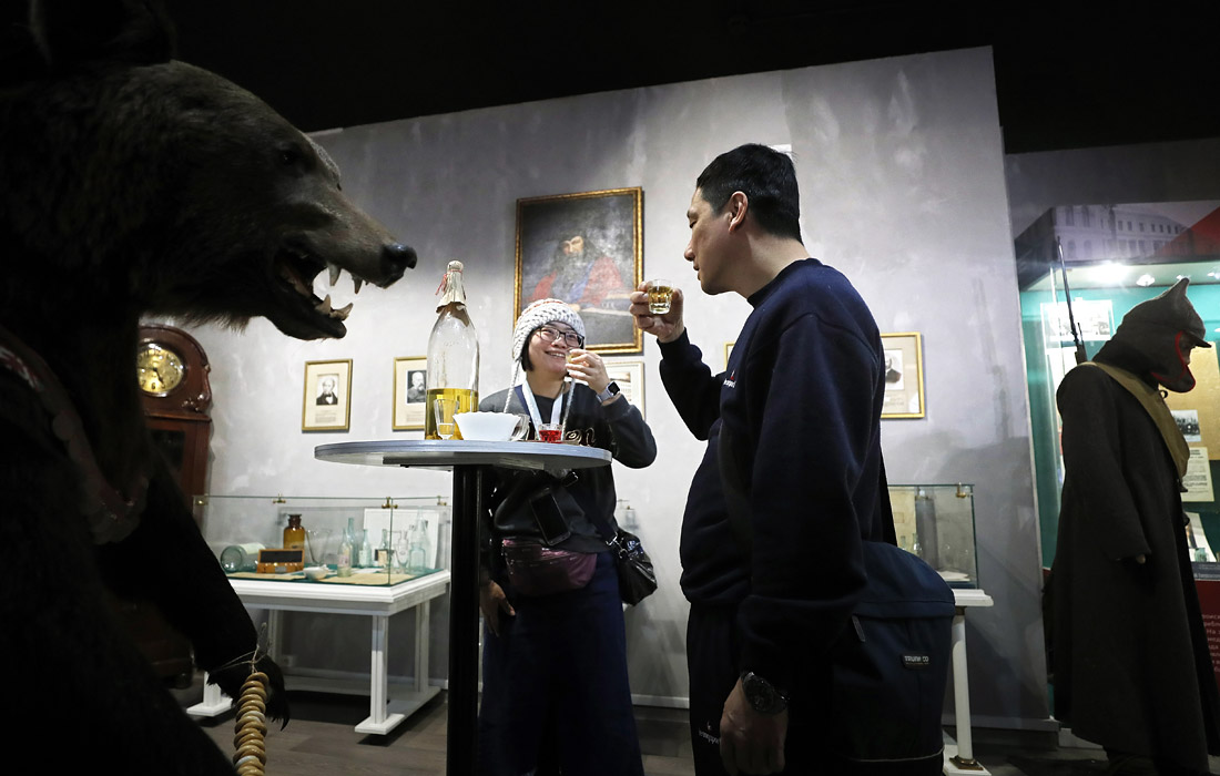 Посетители в Музее истории водки в Москве