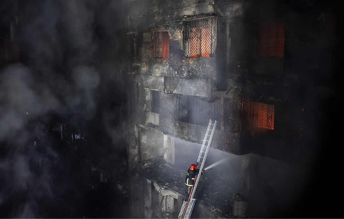 В результате пожара в жилом доме столицы Бангладеш городе Дакке погибли не менее 69 человек, более 40 получили ранения и ожоги. Причиной пожара послужил взрыв газового баллона. Часть помещений здания использовалась в качестве складов с бытовой химией, что способствовало быстрому распространению пламени.