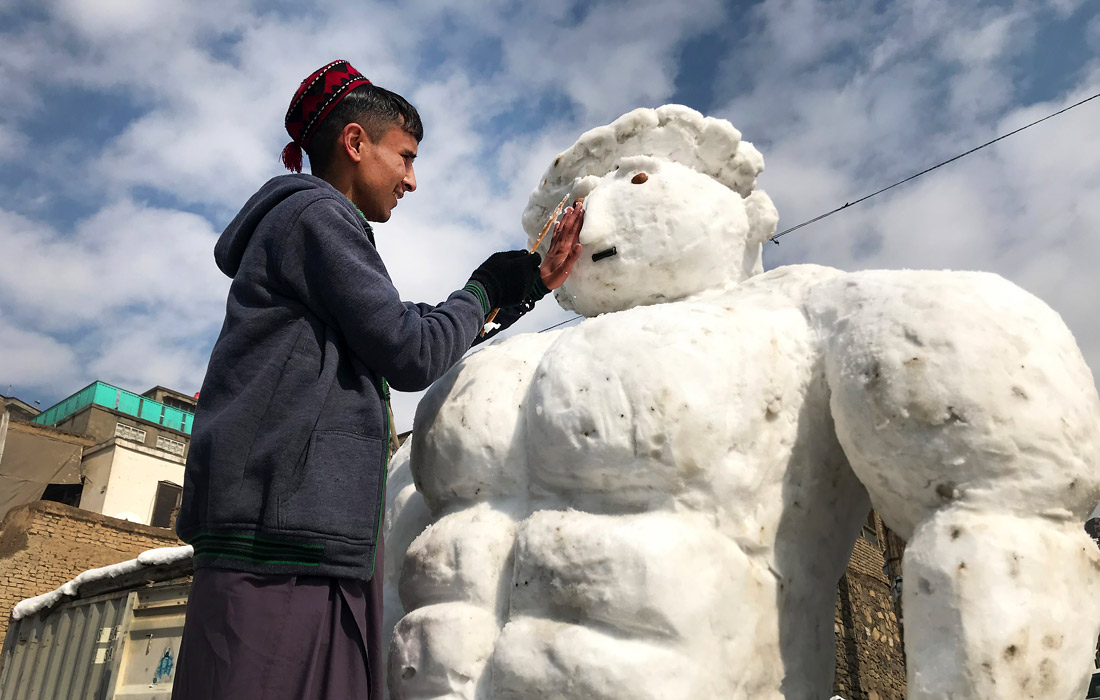 Жители столицы Афганистана радуются выпавшему снегу