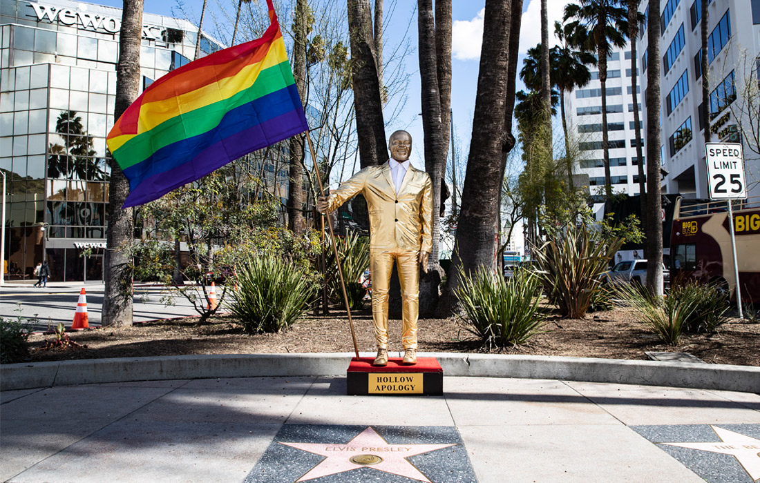 В преддверии вручения премии "Оскар-2019" в Лос-Анджелесе установили позолоченную статую комика Кевина Харта, который отказался стать ведущим церемонии из-за обвинений в гомофобии