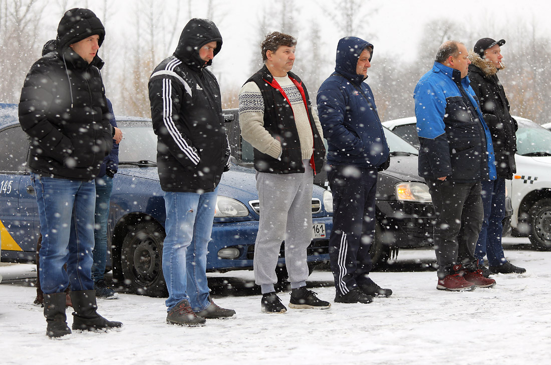 Митинг водителей "Яндекс.Такси" на парковке городского пляжа у ледовой арены "Серебряный Донец" в Белгороде. Водители требуют у руководства компании, чтобы оно повысило тариф на поездку, снизило комиссию, открыло конечную точку поездки в приложении для водителей, отменило динамическое ценообразование и ввело должность представителя "Яндекс.Такси" в Белгороде для решения спорных вопросов.