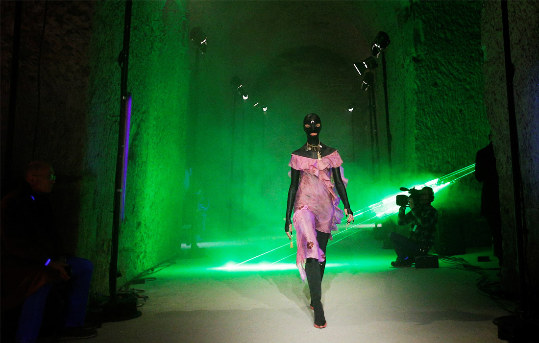 Модель представляет новую коллекцию дизайнера Марин Серре в рамках парижской Недели моды