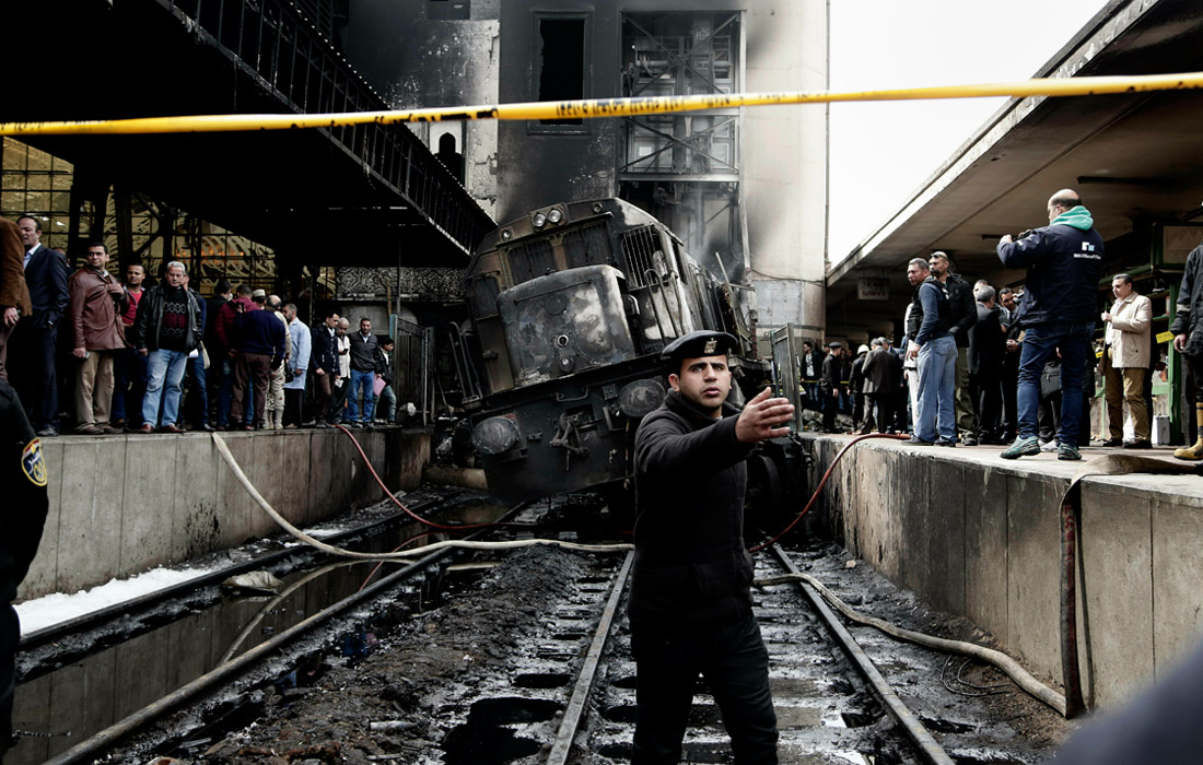 Не менее 24 человек погибли, 50 человек пострадали в результате пожара на главном железнодорожном вокзале в Каире. Огонь вспыхнул после того, как подъезжавший поезд врезался в платформу.