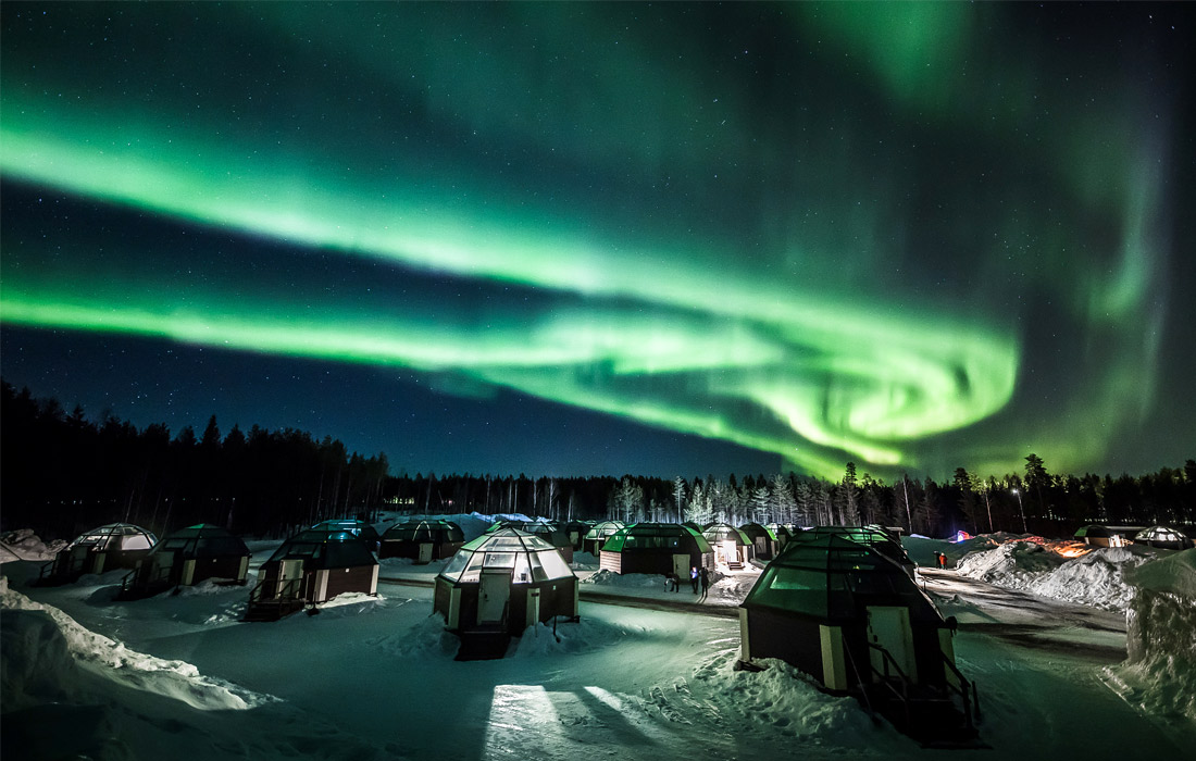Северное сияние в небе над Рованиеми, Финляндия