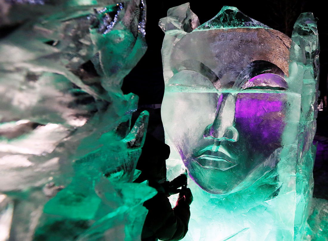 Художник  работает над ледяной скульптурой "Северный ветер" во время ежегодного международного фестиваля снежных и ледовых скульптур, посвященного предстоящей XXIX Зимней Универсиаде-2019 в Красноярске