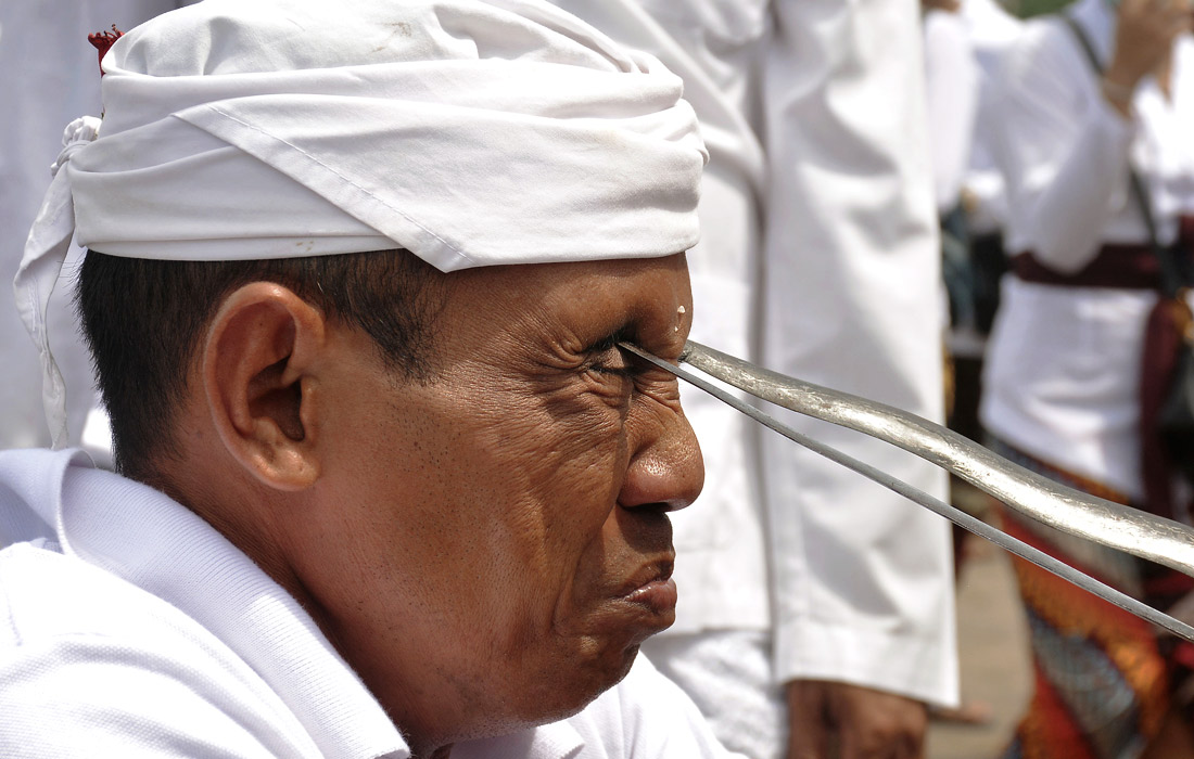 Религиозная церемония на пляже в Куте на юге индонезийского острова Бали