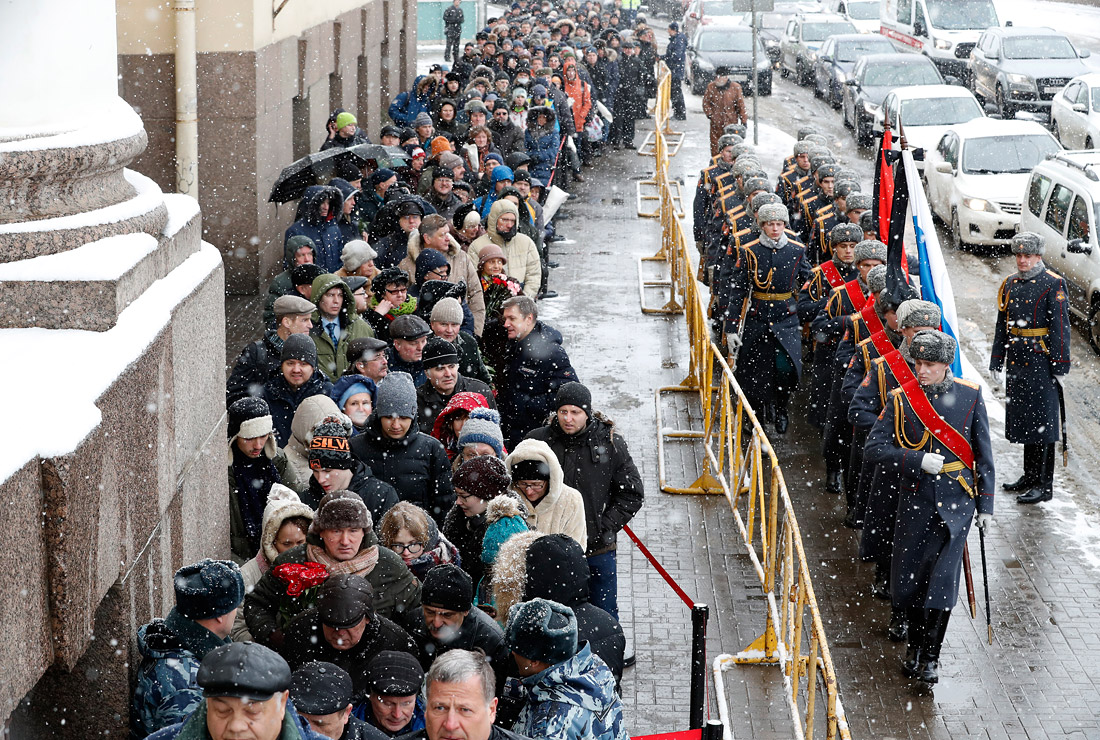 Очередь на церемонию прощания с академиком, нобелевским лауреатом Жоресом Алферовым в Санкт-Петербурге