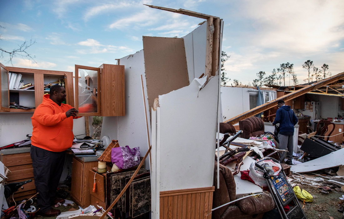 В результате торнадо, обрушившегося на американский штат Алабама, погибли по меньшей мере 22 человека. Среди погибших есть дети. Без электричества в округе Ли и некоторых других районах штата остались около 10 тысяч домов.