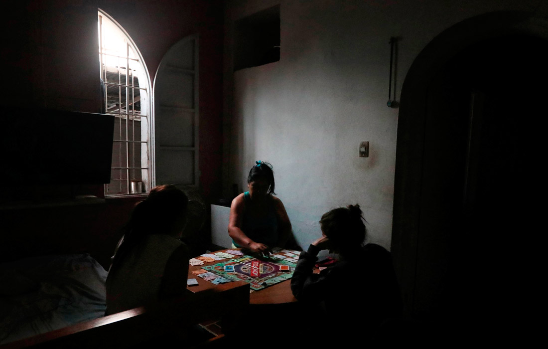 Жители Венесуэлы, оставшиеся без электроэнергии, опасаются, что могут остаться и без крайне важной для них мобильной телефонной связи. С момента начала отключений электричества многие люди не могут подзарядить мобильные телефоны.