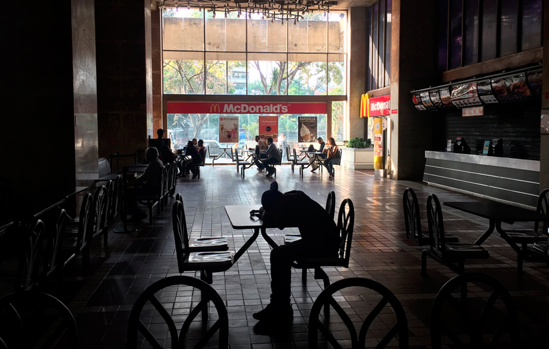 Из-за отсутствия электричества разворачиваются самолеты, которые должны приземлиться в аэропорту Каракаса. Тысячи рабочих получили вынужденный выходной.