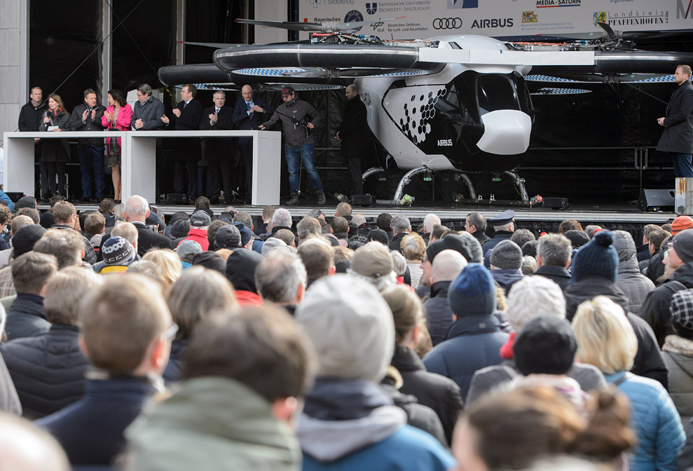 В немецком Ингольштадте прошла презентация аэротакси компании Airbus. CityAirbus представляет собой похожую на беспилотный летательный аппарат машину с четырьмя сиденьями и восемью винтами, работает на электричестве.