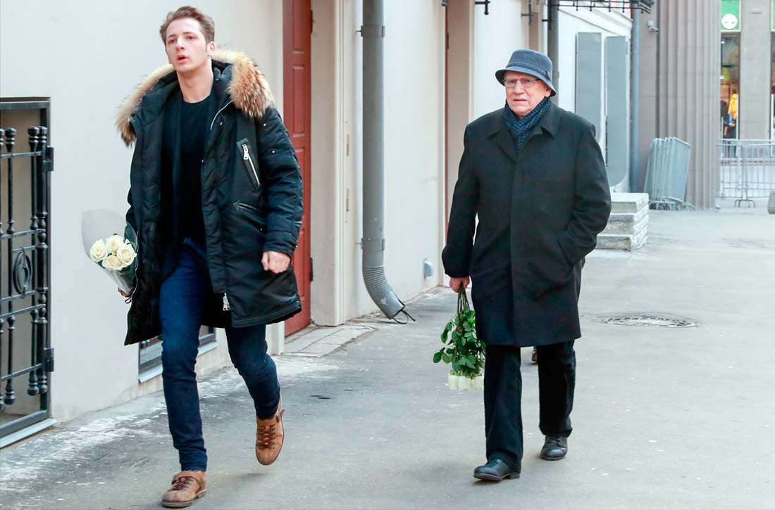 Актер Валерий Баринов (справа) перед началом церемонии прощания