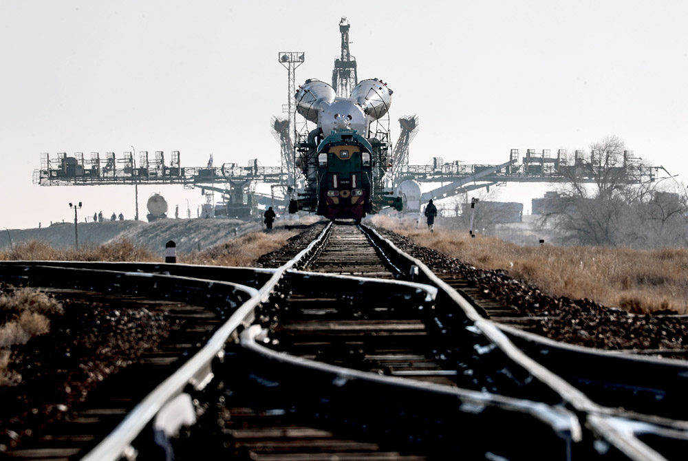 Вывоз ракеты-носителя "Союз-ФГ" с кораблем "Союз МС-12" на стартовый комплекс космодрома Байконур. Запуск РН "Союз-ФГ" с ТПК "Союз МС-12" к МКС запланирован на 14 марта.