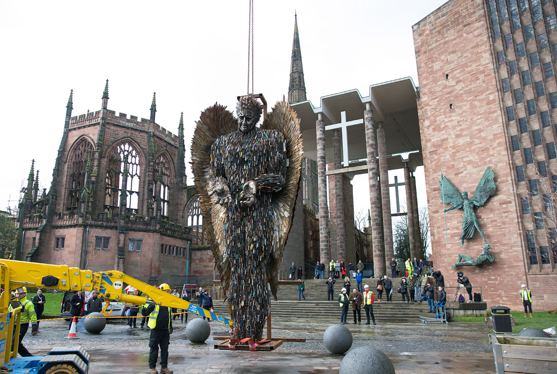Скульптура ангела, созданная британским скульптором Альфи Брэдли из 100 тыс. ножей, собранных в рамках кампании "Спаси жизнь, сдай свой нож",  установлена у кафедрального собора в Ковентри. Часть из них использовалась в преступлениях и предоставлена полицейскими участками Великобритании, на некоторых выгравированы имена жертв. Скульптура создана для привлечения внимания к проблеме роста преступлений с использованием холодного оружия в Великобритании.